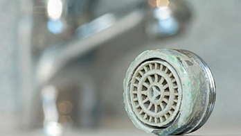 una tapa antiolores para un baño más limpio